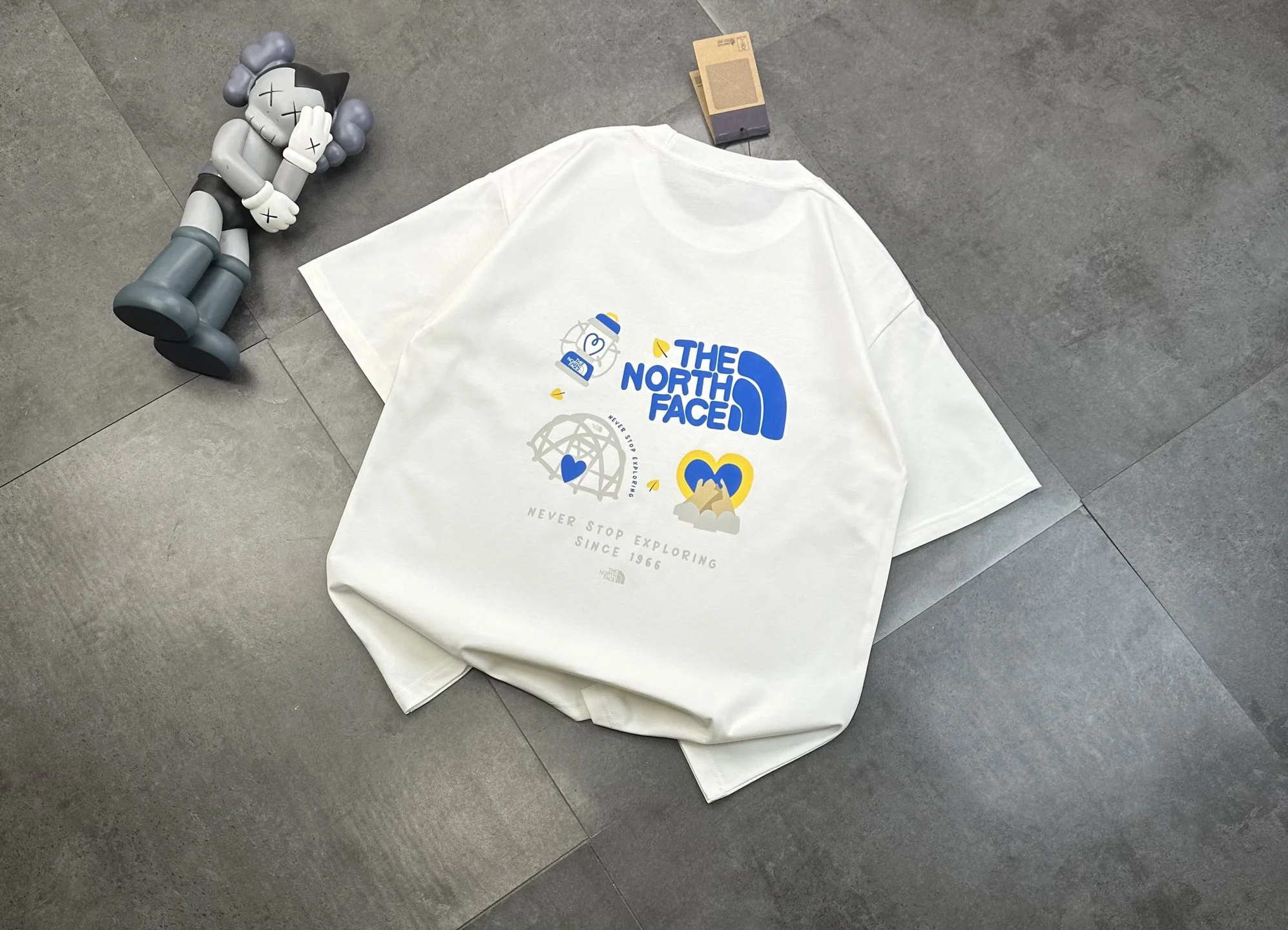The North Face White Logo Tee – Outdoor-Inspired Graphic T-Shirt